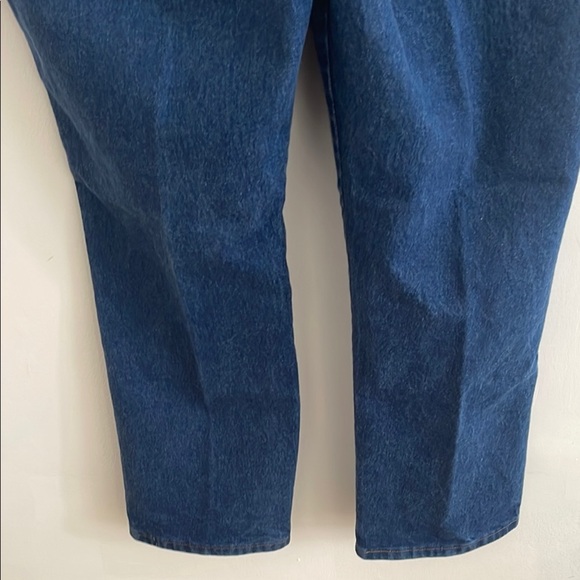 Wrangler Relaxed Fit Blue Jeans with Classic Denim Style - Picture 6 of 7